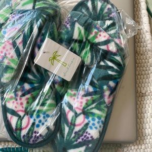 NWT. Cute summer slippers